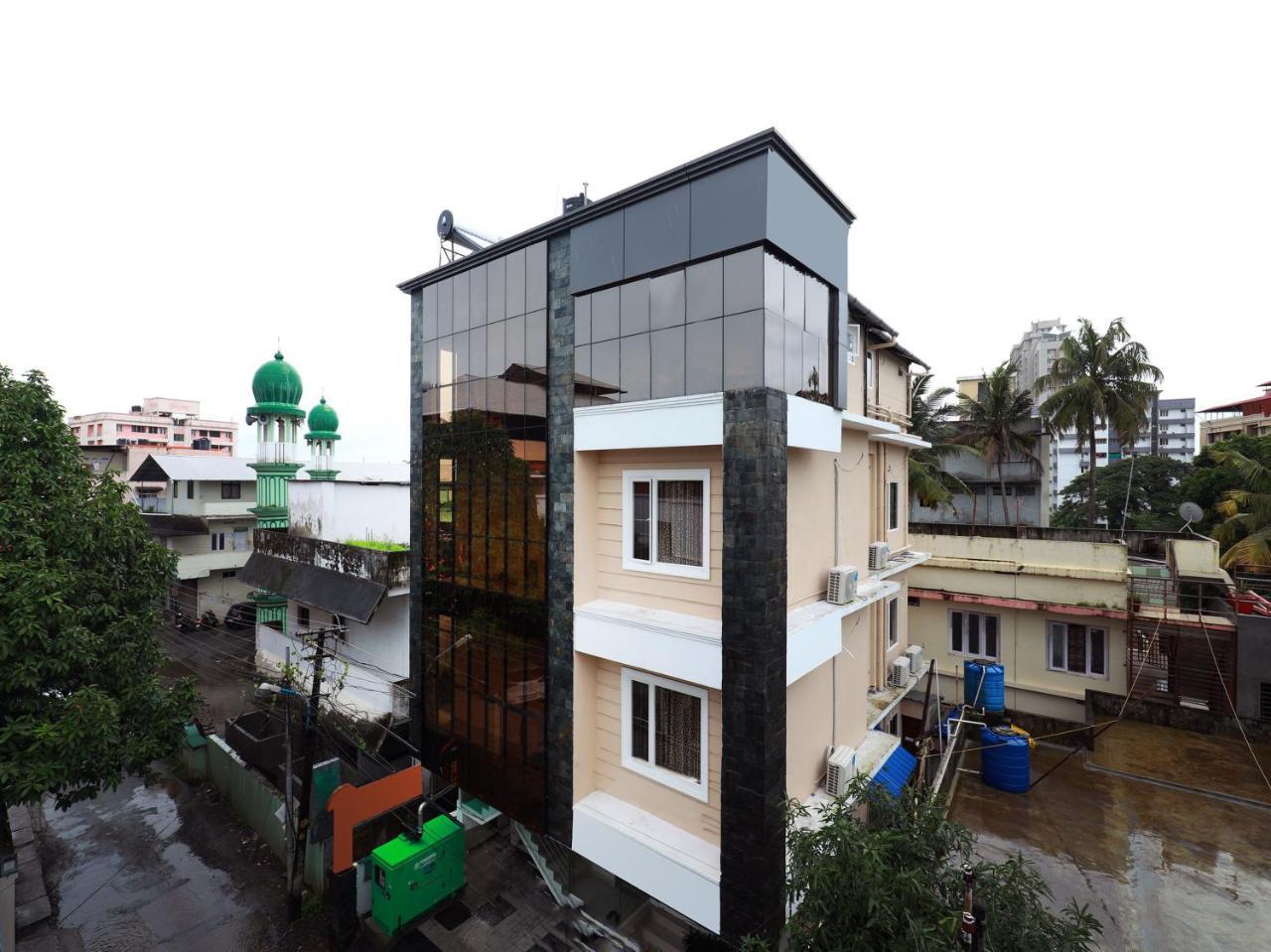 Hotel Oyo 6728 Almas Residency Kochi Exterior foto