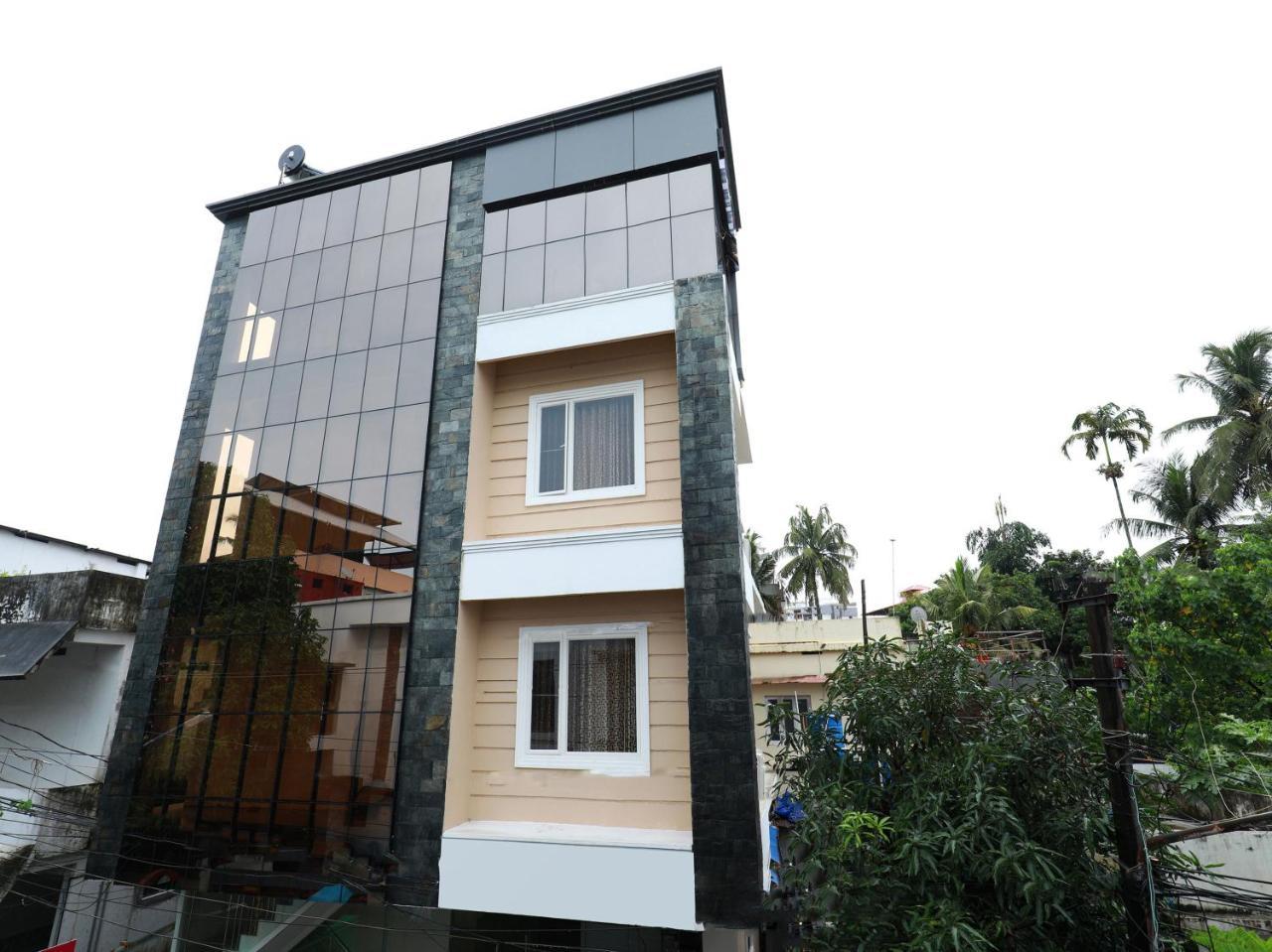 Hotel Oyo 6728 Almas Residency Kochi Exterior foto